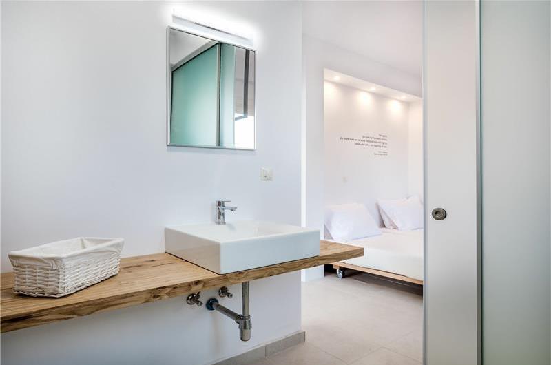 4 bedroom villa with infinity pool and sea view in Perithia, Corfu, sleeps 9