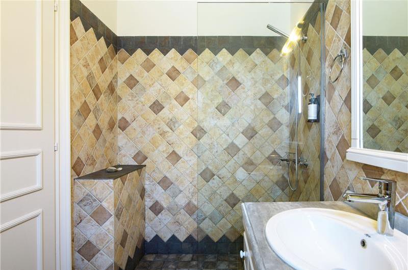 3 bedroom villa with heated pool in Kassiopi, Corfu, sleeps 6