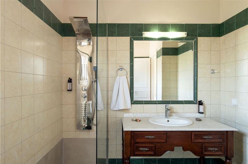 3 bedroom villa with heated pool in Kassiopi, Corfu, sleeps 6