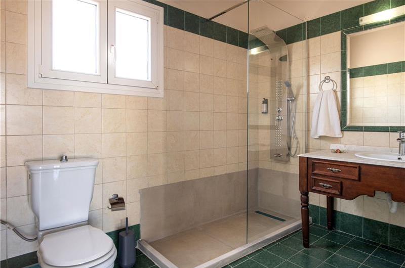 3 bedroom villa with heated pool in Kassiopi, Corfu, sleeps 6