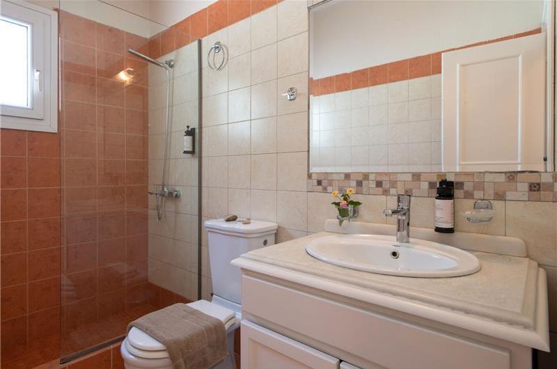 3 bedroom villa with heated pool in Kassiopi, Corfu, sleeps 6