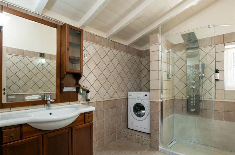 3 bedroom villa with heated pool in Kassiopi, Corfu, sleeps 6