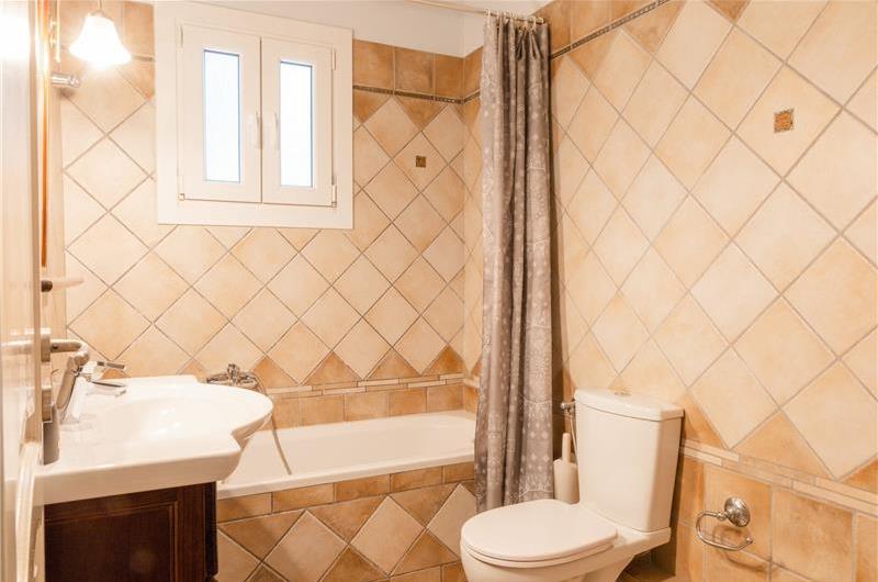 3 bedroom villa with pool in Kassiopi, Corfu, sleeps 6