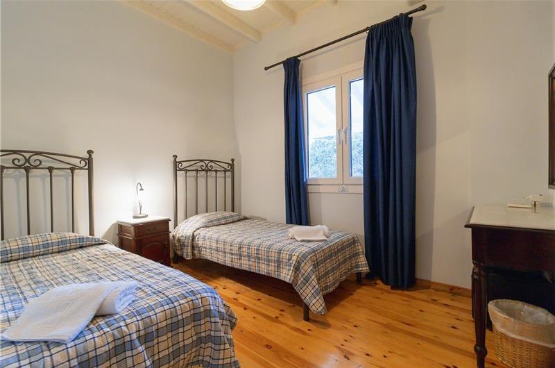 3 bedroom villa with pool in Kassiopi, Corfu, sleeps 6