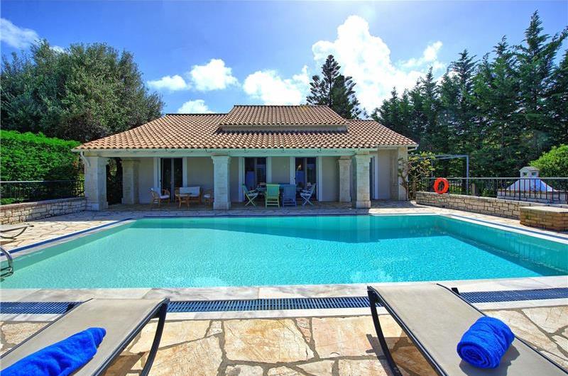 3 bedroom villa with pool in Kassiopi, Corfu, sleeps 6