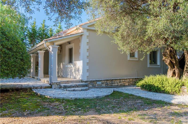 3 bedroom villa with pool in Kassiopi, Corfu, sleeps 6