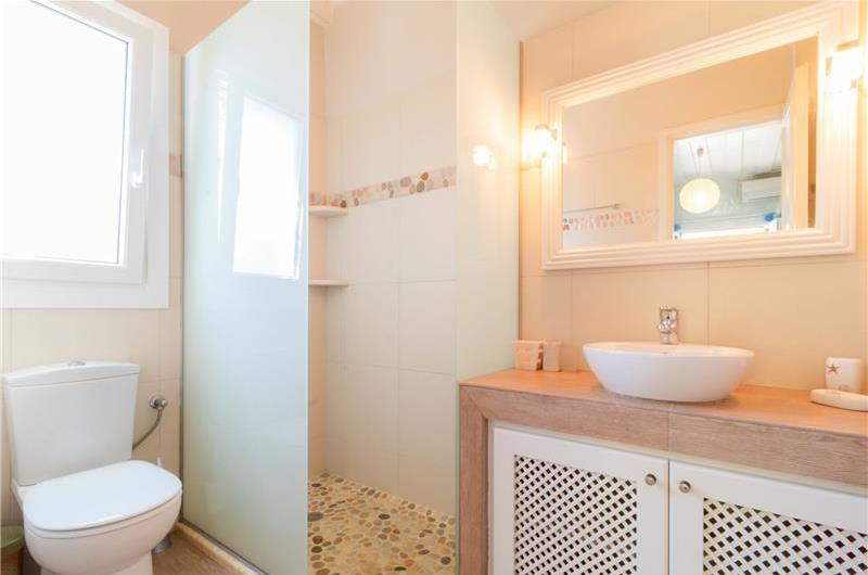 3 bedroom villa with pool in Kassiopi, Corfu, sleeps 6