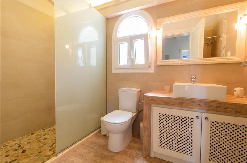 3 bedroom villa with pool in Kassiopi, Corfu, sleeps 6