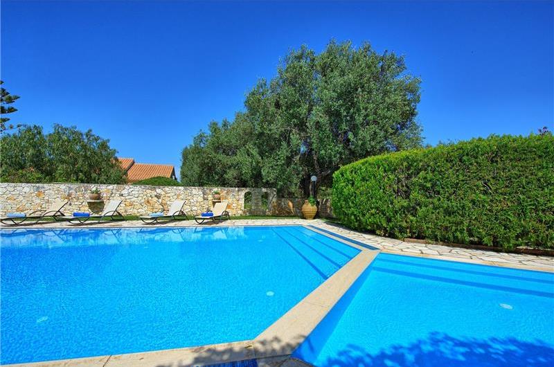 3 bedroom villa with pool in Kassiopi, Corfu, sleeps 6