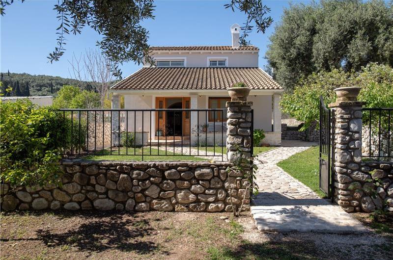 3 bedroom villa with pool in Kassiopi, Corfu, sleeps 7