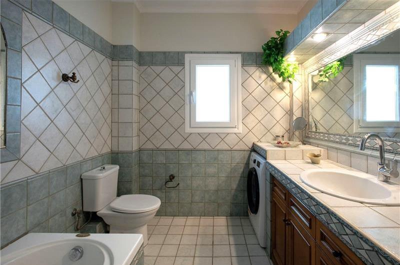 3 bedroom villa with pool in Kassiopi, Corfu, sleeps 7