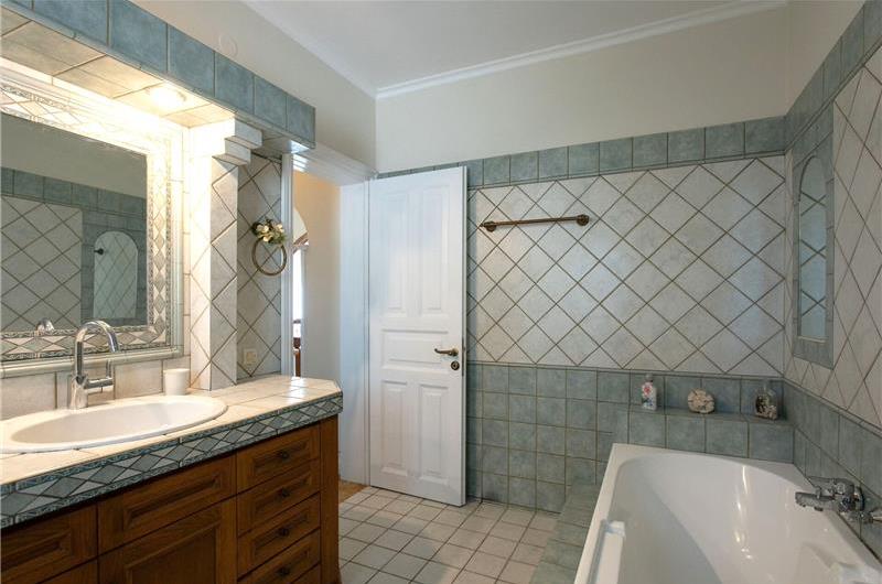 3 bedroom villa with pool in Kassiopi, Corfu, sleeps 7