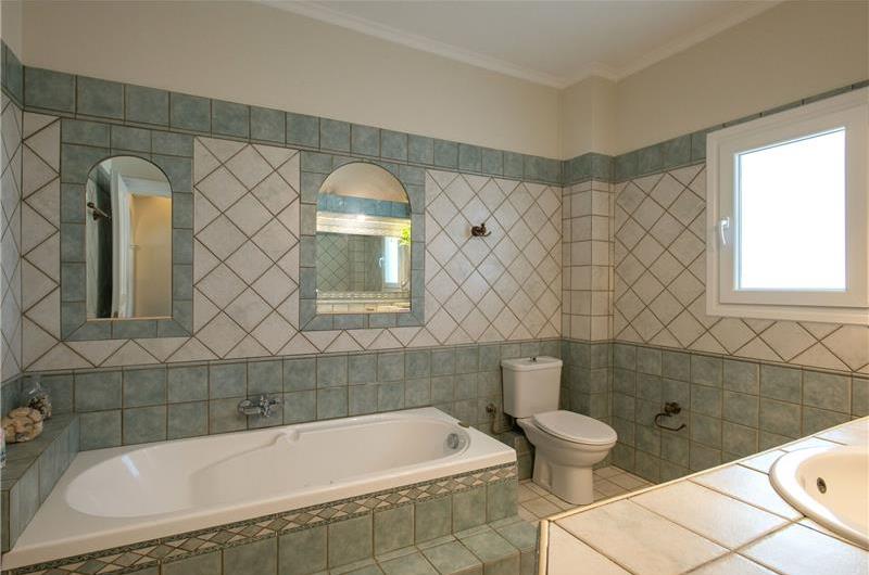 3 bedroom villa with pool in Kassiopi, Corfu, sleeps 7