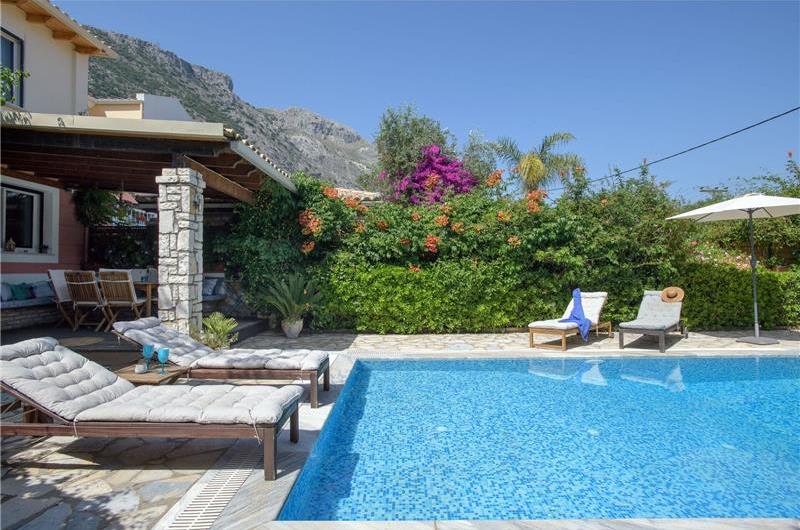 3 bedroom villa with pool and sea views in Barbati, Corfu, sleeps 8