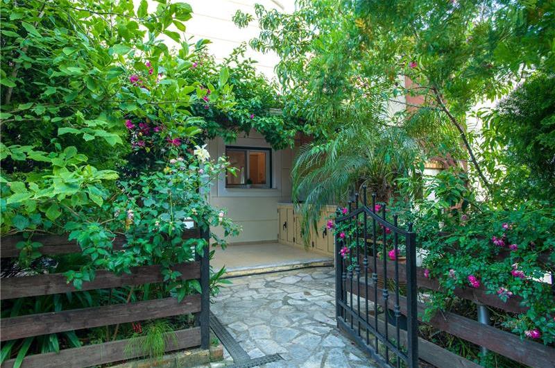 3 bedroom villa with pool and sea views in Barbati, Corfu, sleeps 8