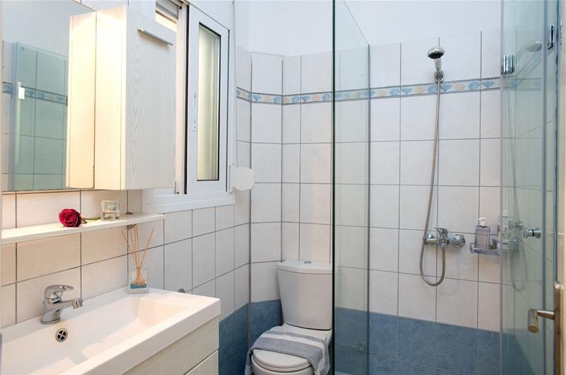 3 bedroom villa with pool and sea views in Barbati, Corfu, sleeps 8