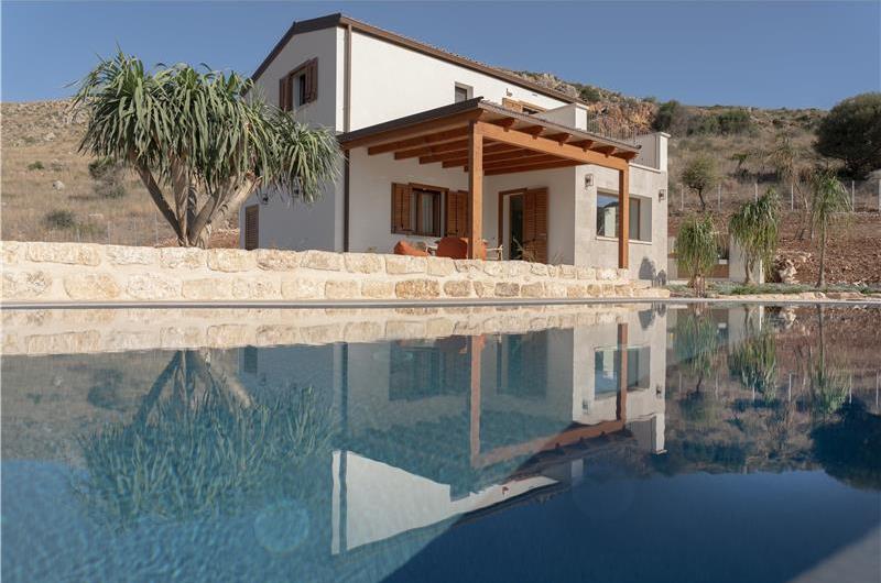 3 bedroom villa with pool near Castellamarre del Golfo, sleeps 5