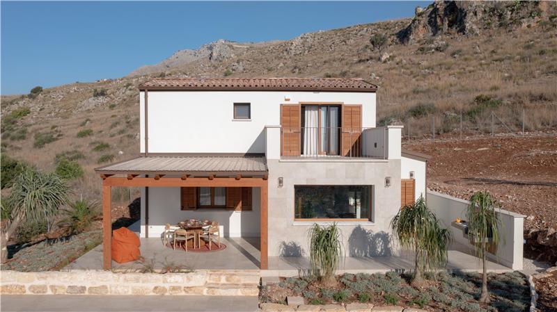 3 bedroom villa with pool near Castellamarre del Golfo, sleeps 5