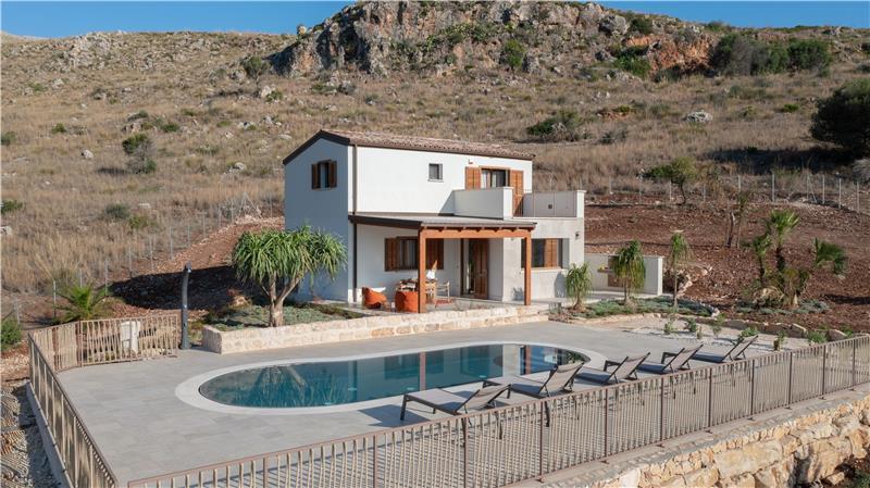 3 bedroom villa with pool near Castellamarre del Golfo, sleeps 5