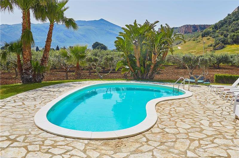 2 bedroom villa with pool and jacuzzi in Scopello, sleeps 6