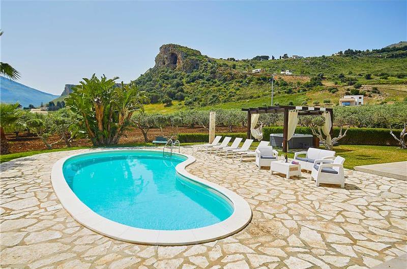 2 bedroom villa with pool and jacuzzi in Scopello, sleeps 6
