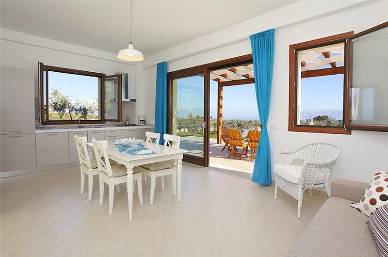 2 bedroom villa with pool and jacuzzi in Scopello, sleeps 6