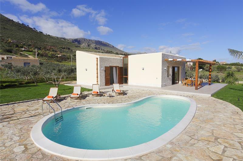 2 bedroom villa with pool and jacuzzi in Scopello, sleeps 6