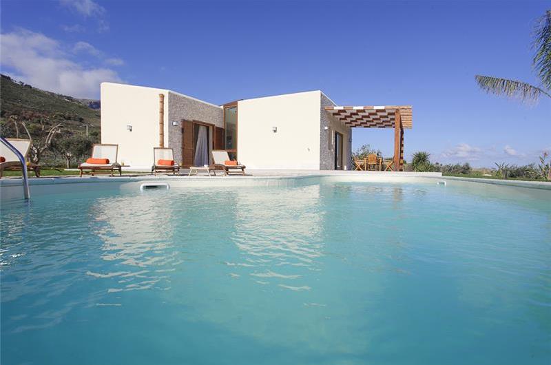 2 bedroom villa with pool and jacuzzi in Scopello, sleeps 6