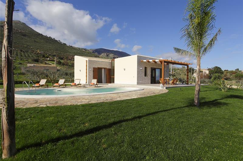 2 bedroom villa with pool and jacuzzi in Scopello, sleeps 6