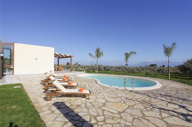 2 bedroom villa with pool and jacuzzi in Scopello, sleeps 6