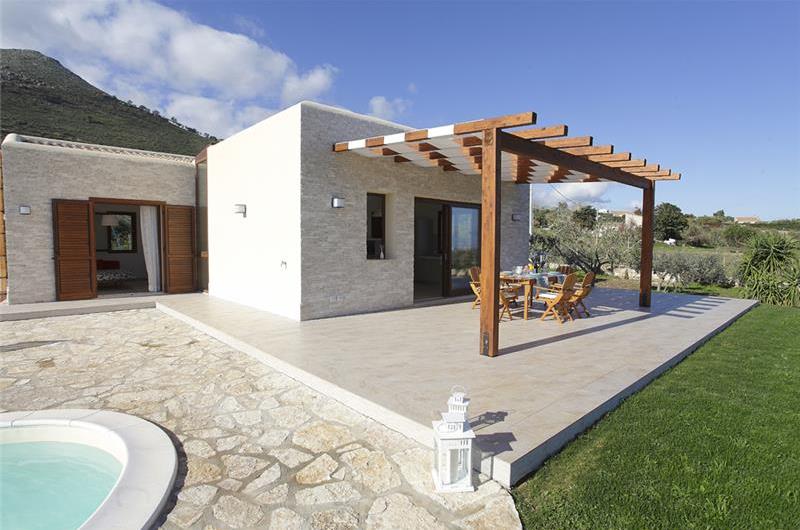 2 bedroom villa with pool and jacuzzi in Scopello, sleeps 6