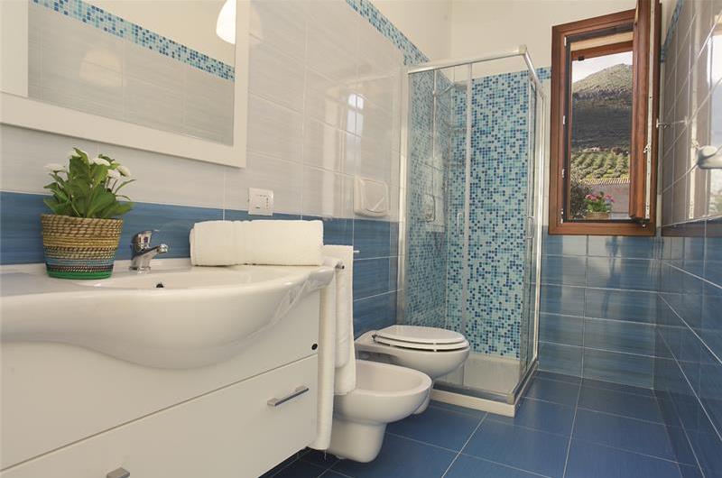 2 bedroom villa with pool and jacuzzi in Scopello, sleeps 6