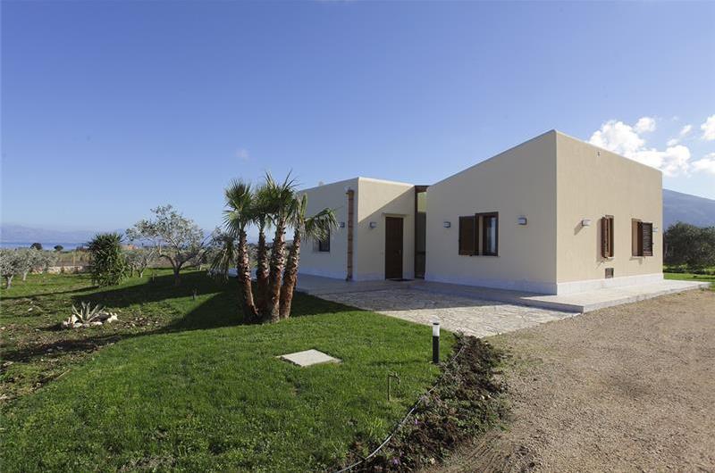 2 bedroom villa with pool and jacuzzi in Scopello, sleeps 6