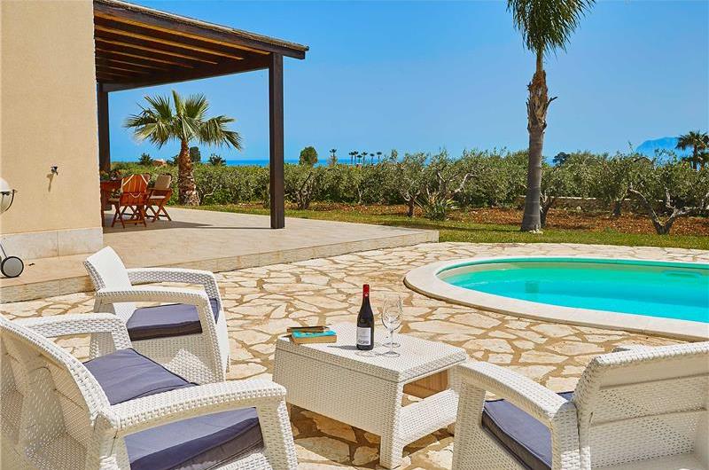 2 bedroom villa with pool and jacuzzi in Scopello, sleeps 6