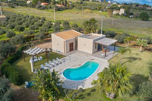 2 bedroom villa with pool and jacuzzi in Scopello, sleeps 6