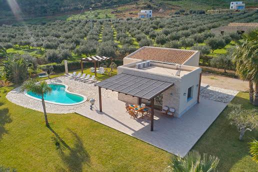 2 bedroom villa with pool and jacuzzi in Scopello, sleeps 6