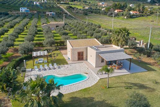 2 bedroom villa with pool and jacuzzi in Scopello, sleeps 6