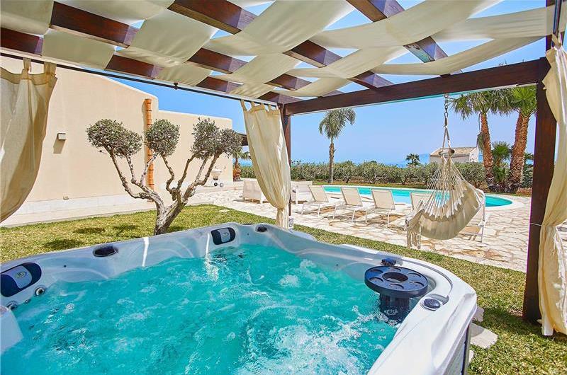 2 bedroom villa with pool and jacuzzi in Scopello, sleeps 6