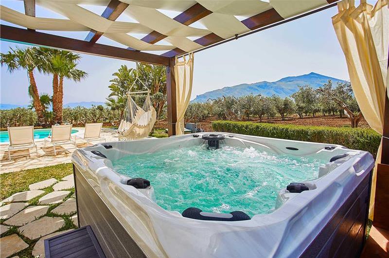 2 bedroom villa with pool and jacuzzi in Scopello, sleeps 6