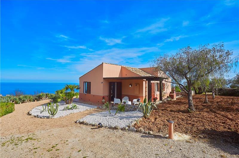 2 bedroom villa with infinity pool near Scopollo, sleeps 4