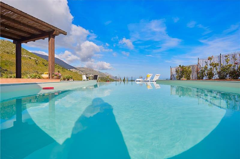 2 bedroom villa with infinity pool near Scopollo, sleeps 4