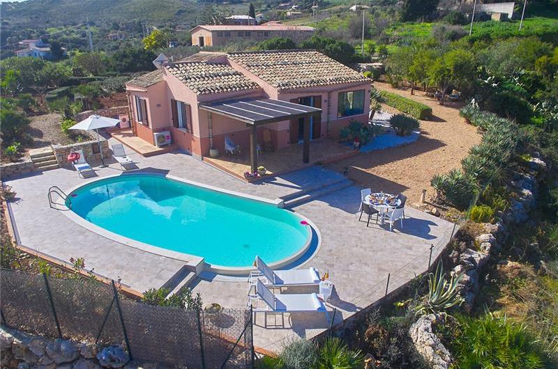 2 bedroom villa with infinity pool near Scopollo, sleeps 4