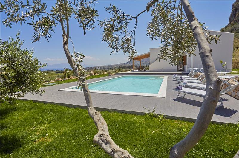 3 bedroom villa with pool near Scopollo, sleeps 6