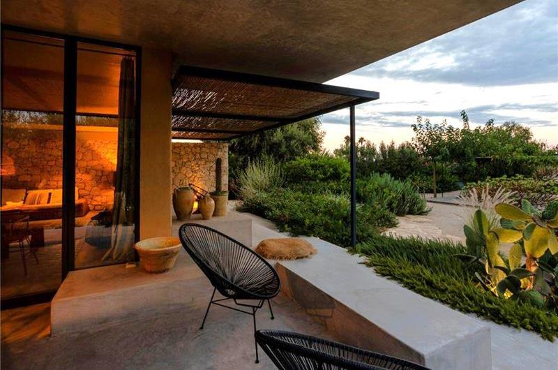 6 bedroom villa with pool and sea views near Noto, Sicily, sleeps 12