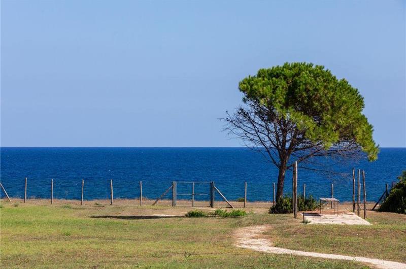 6 bedroom villa with pool and sea views near Noto, Sicily, sleeps 12