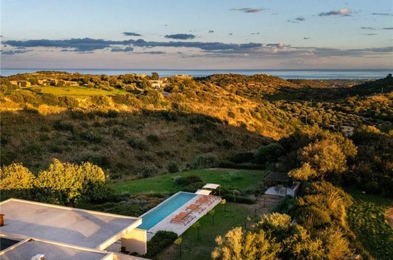 4 bedroom villa with infinity pool and sea views near Noto, Sicily, sleeps 8