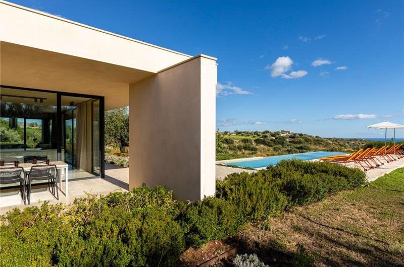 4 bedroom villa with infinity pool and sea views near Noto, Sicily, sleeps 8
