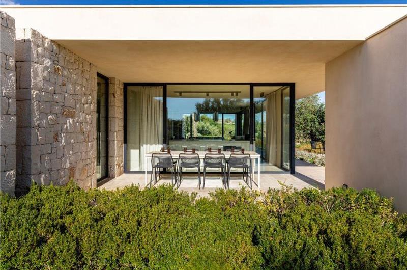 4 bedroom villa with infinity pool and sea views near Noto, Sicily, sleeps 8