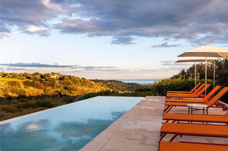 4 bedroom villa with infinity pool and sea views near Noto, Sicily, sleeps 8