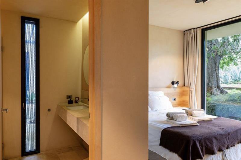 4 bedroom villa with infinity pool and sea views near Noto, Sicily, sleeps 8